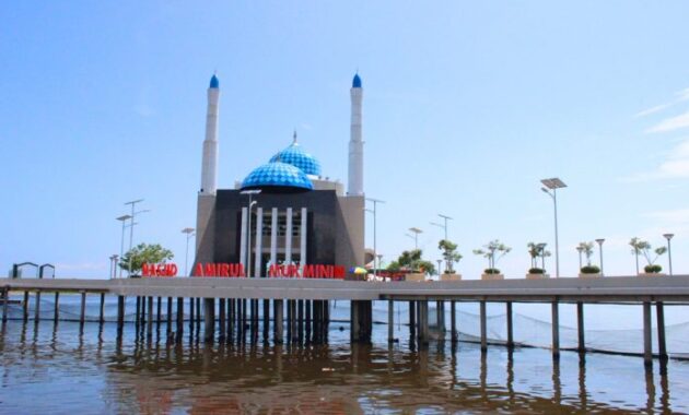 Keunikan Masjid Terapung di Pantai Losari Makassar
