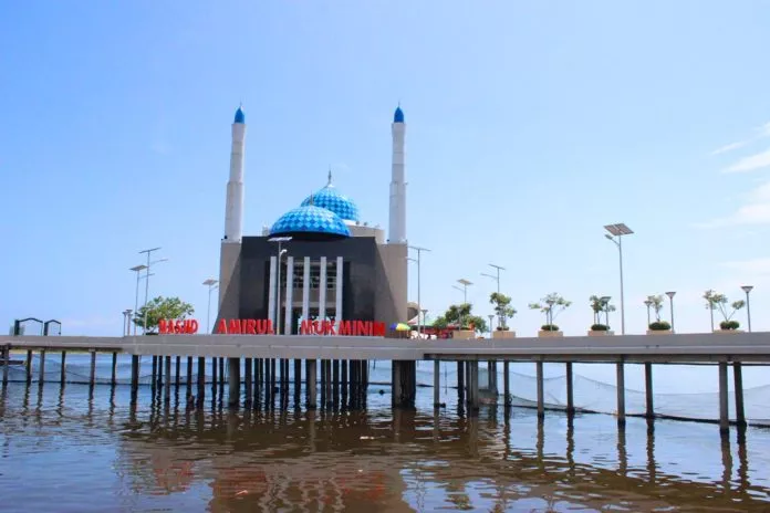 Keunikan Masjid Terapung di Pantai Losari Makassar